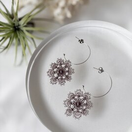 【レースピアス】【ニャンドゥティ】羽のような着け心地　シンプルなフープと合わせて日常使いしやすいピアス（ダークシェルグレイ）