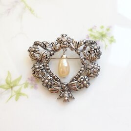 AVON Romantic Renaissance　エイボン　フェイクパール　フラワーリース　ブローチ/CJ8184