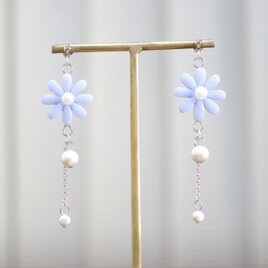 レジンアート　お花とコットンパールのピアス〈冴空〉