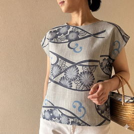 浴衣地フレンチスリーブブラウス　菊と桜（ベージュ地）〈受注製作〉