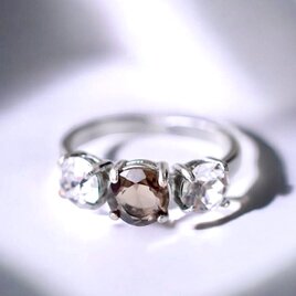✧【モード】と【気品】✧スモーキークォーツ　ホワイトクリスタル　リング✧トリロジーリング✧金属アレルギー対応