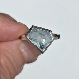 アクアマリン　変形5角ラフカット　伏せ込み留　鉱物のリング　シルバーSV925