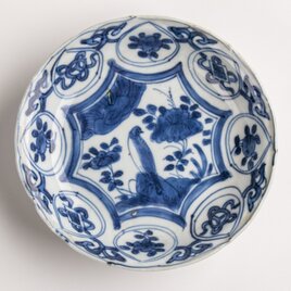 古伊万里 染付 花蝶文 八角小皿 明治時代 E1064 | iichi 日々の暮らし
