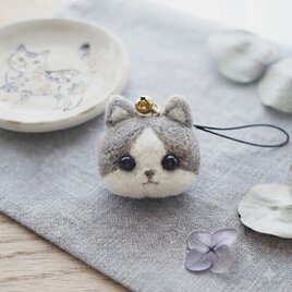 ころんと可愛い＊苺と白いお花の羊毛フェルトブローチ｜受注製作
