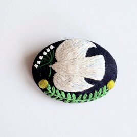 ビーズで飾った草花の刺繍ブローチ【botanical】#298 | iichi 日々の