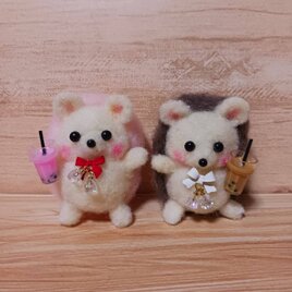 羊毛フェルト くろねこちゃん抱えたハチ猫ちゃん | iichi 日々の暮らし