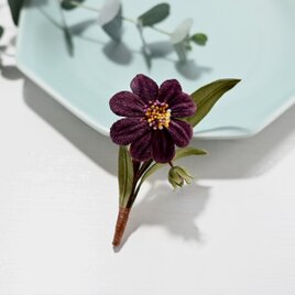 布花 白詰草に四つ葉のクローバー、元気を運んでくれるミツバチを乗せ
