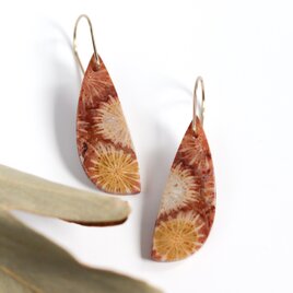 花模様のフォッシルコーラルとパールピアス｜天然石 アクセサリー 菊目