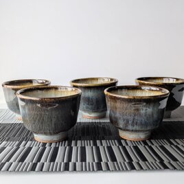 黒飴のぐい呑み | iichi 日々の暮らしを心地よくするハンドメイドや