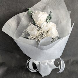 プリザーブドフラワー青と白薔薇のふんわり花束 | iichi 日々の暮らし