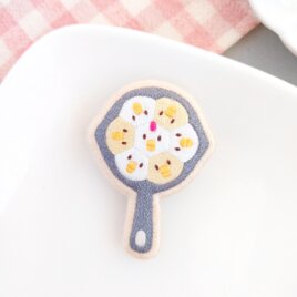 チェック柄りんごの刺繍ブローチ | iichi 日々の暮らしを心地よくする