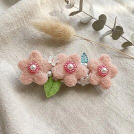 ふんわり揺れる、ハレの日の花。羊毛フェルトのブーケコサージュ（白