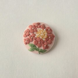 草花の手刺繍くるみボタンブローチ | iichi 日々の暮らしを心地よく
