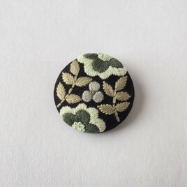 草花の手刺繍くるみボタンブローチ | iichi 日々の暮らしを心地よく