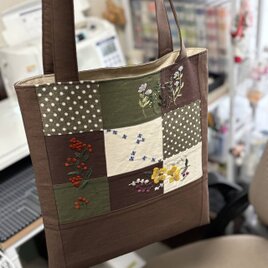 パッチワーク風の花刺繍ファスナーポーチ | iichi 日々の暮らしを