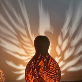 天然のひょうたんランプにLEDの台付きます 灯のしずく 天然ひょうたんランプ（電池式LED台座付き） | iichi 日々