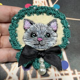三毛猫刺繍ブローチ クリスマスツリー | iichi 日々の暮らしを心地よく
