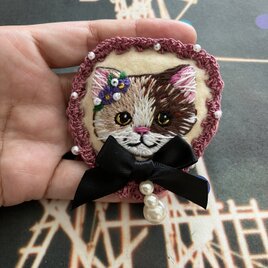三毛猫の刺繍チャーム・ブローチ 森の番人の猫 | iichi 日々の暮らしを
