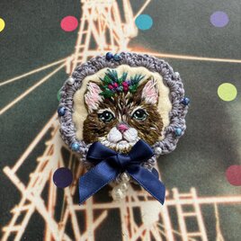 三毛猫の刺繍チャーム・ブローチ 森の番人の猫 | iichi 日々の暮らしを