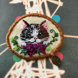 猫刺繍ブローチ 三毛猫の笑み | iichi 日々の暮らしを心地よくする