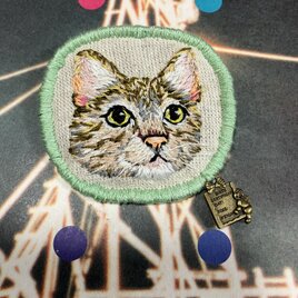 パグ刺繍ブローチ・チャーム 物静かなパグ | iichi 日々の暮らしを