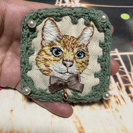パグ刺繍ブローチ・チャーム 物静かなパグ | iichi 日々の暮らしを