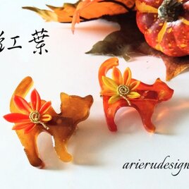 花遊ぶ黒猫のブローチ【Black Cat Playing with Flowers 】– Orange