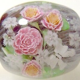 とんぼ玉古布ひもネックレス　ピンクのバラの花束(赤紫)の画像