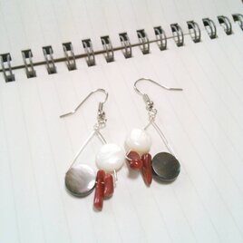 トライアングルとまんまるビーズの不揃いピアス