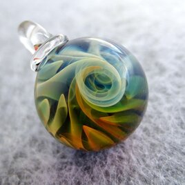 スパイラル☆.:*・ミニマーブルのガラスペンダントトップ