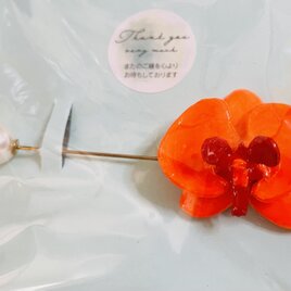 オレンジ胡蝶蘭のピンブローチの画像