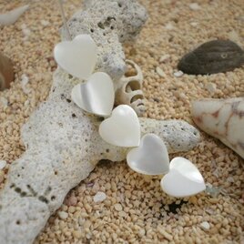 貝で作った小さなハート　アクセパーツに　５個