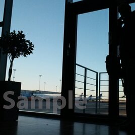 a guy at an airport （コペンハーゲン）の画像