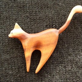 狙うネコのブローチ   ナツメ材