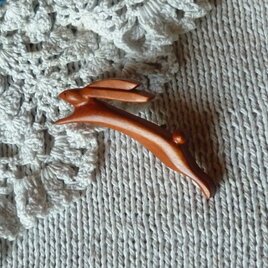 跳ぶうさぎのブローチ　アメリカンチェリー材