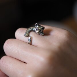 巻きつき猫リング ピクシー サファイアの瞳