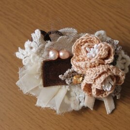 お花とビジューのブローチ