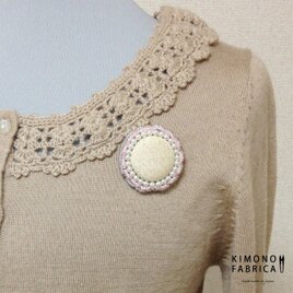 シルクとビーズの輝きブローチ（西陣織：白金）