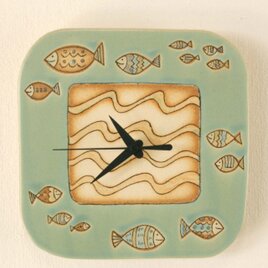 「さかな模様」の陶製時計の画像