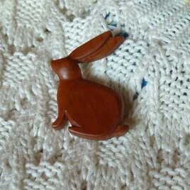 座るウサギのブローチ