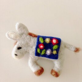 うっとりロバさんのブローチ