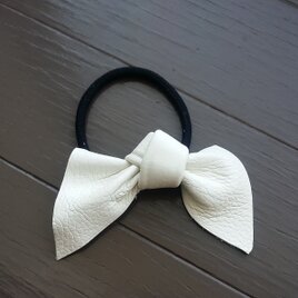 やわらかい革のリボン