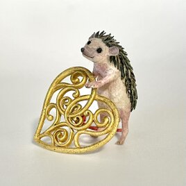 紙のいきもの　はりねずみと金色のボタン　ミニチュアの動物置物の画像