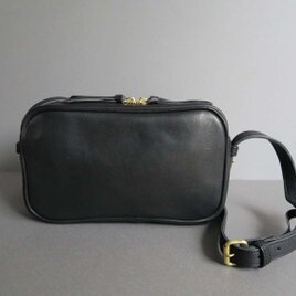 rectangle shoulder bag (black)の画像