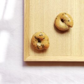 パンのブローチ(黒ごまのベーグル)