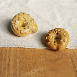 パンのブローチ(白ごまのベーグル)