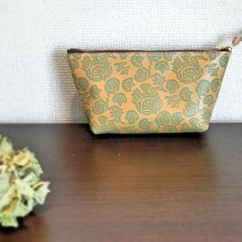 牛革のオリエンタルな型押しポーチ　グリーン