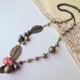 オリーブグリーン　葉っぱのネックレスの画像