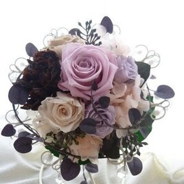 紫のバラとブラウンカーネーションのプリザーブドブーケの画像