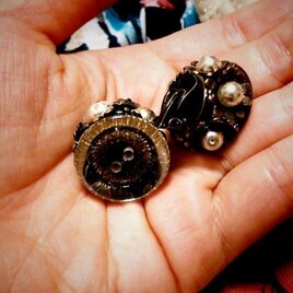 【一点物】フランス製ヴィンテージボタンのイヤリングの画像